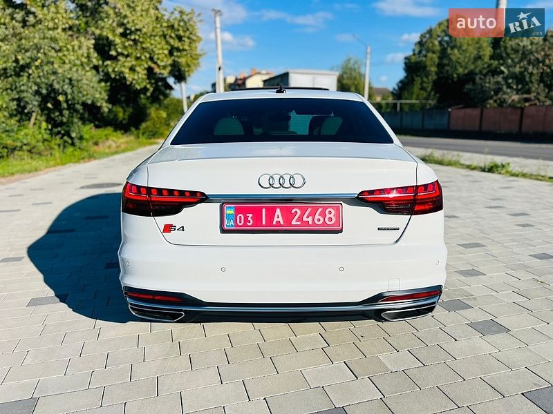 Седан Audi A4 2022 в Мукачевому