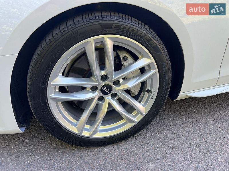 Седан Audi A4 2022 в Мукачевому