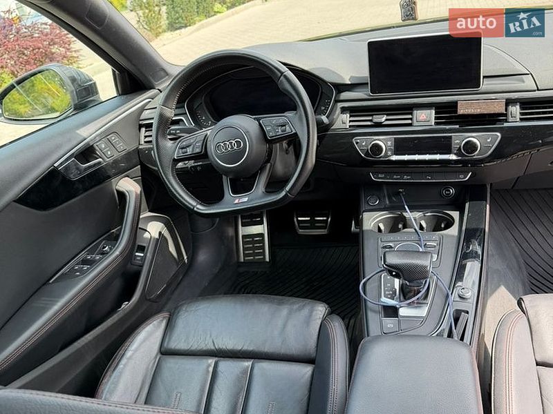Седан Audi A4 2018 в Виноградові