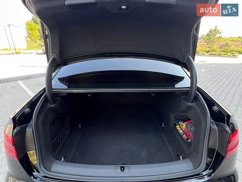Седан Audi A4 2016 в Рівному