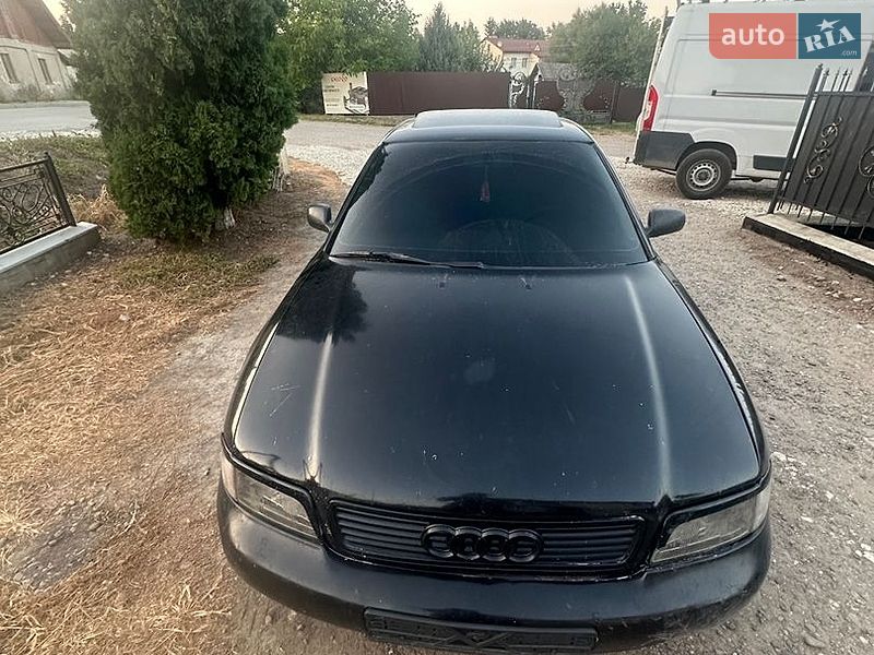 Седан Audi A4 1995 в Тлумаче