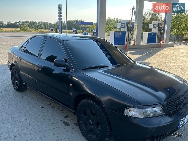 Седан Audi A4 1995 в Тлумаче