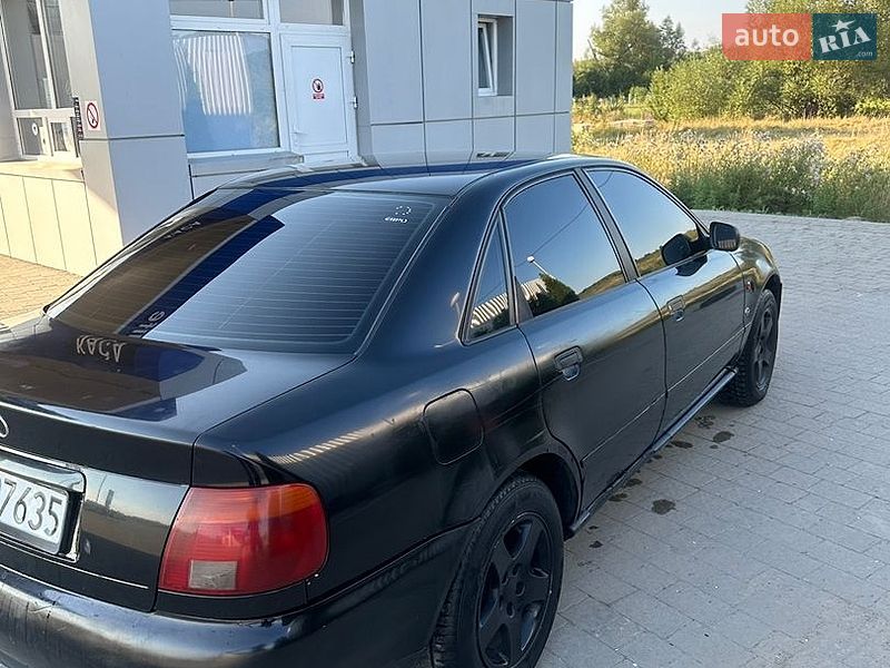 Седан Audi A4 1995 в Тлумаче