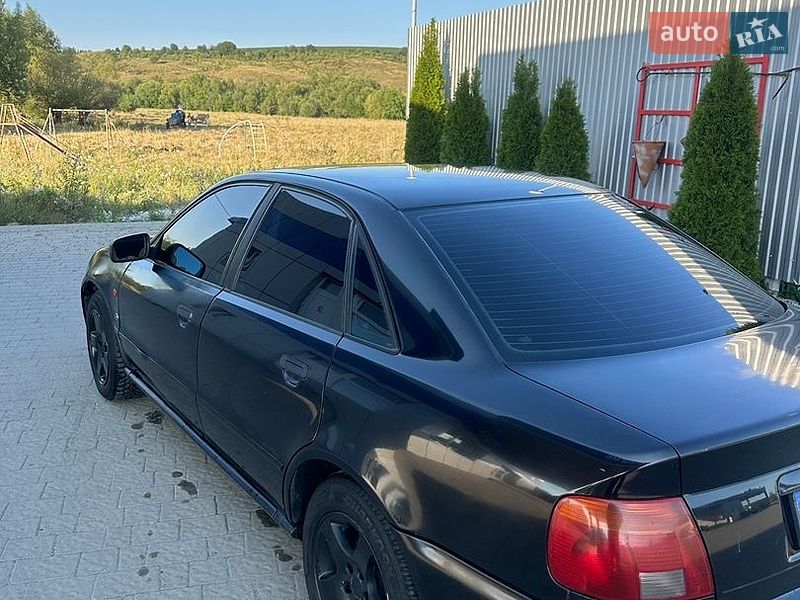 Седан Audi A4 1995 в Тлумаче