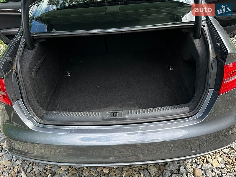 Седан Audi A4 2015 в Чернівцях