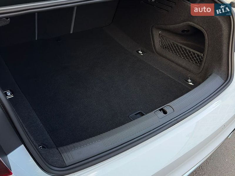 Седан Audi A4 2023 в Рівному