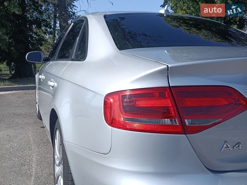 Седан Audi A4 2012 в Новій Водолагі