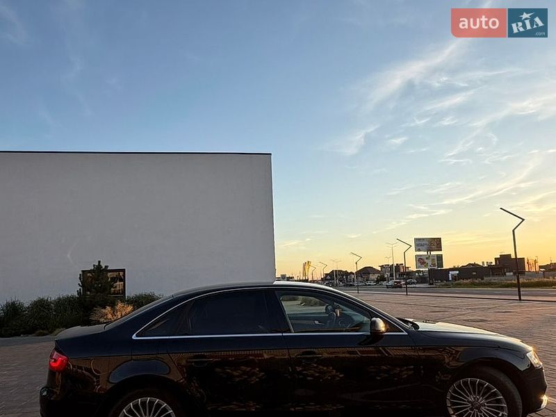 Седан Audi A4 2013 в Луцке