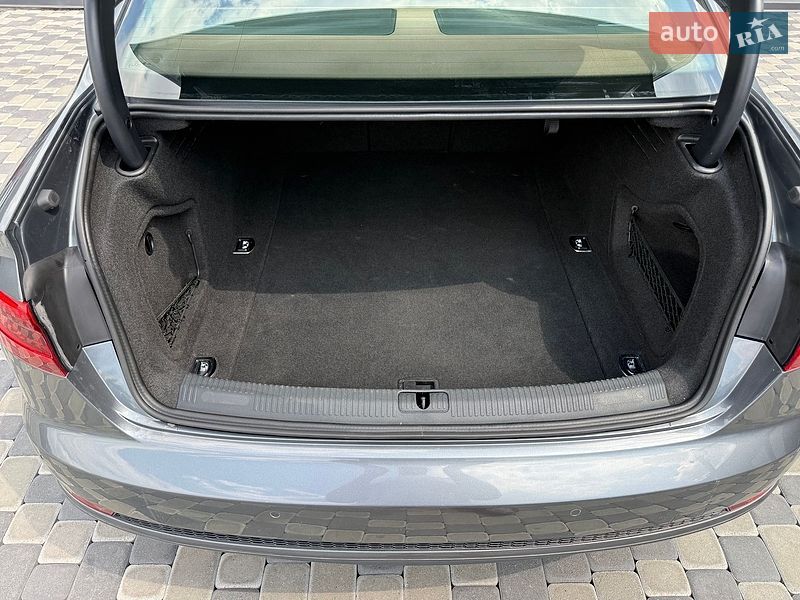 Седан Audi A4 2017 в Львове