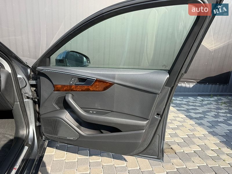 Седан Audi A4 2017 в Львове