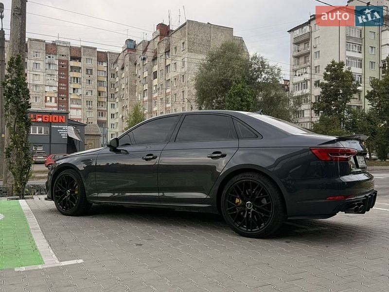 Седан Audi A4 2016 в Ивано-Франковске