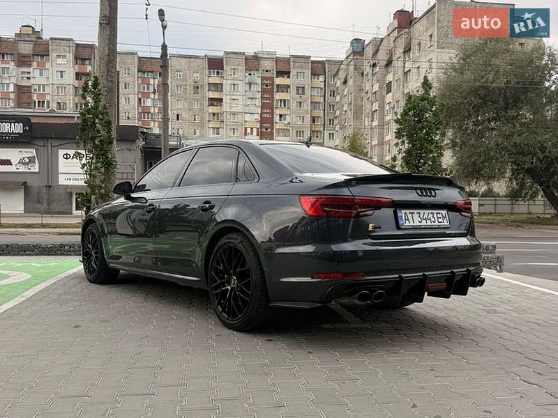 Седан Audi A4 2016 в Ивано-Франковске