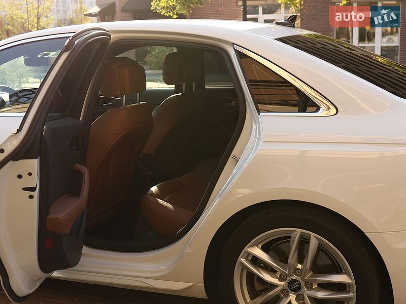 Седан Audi A4 2022 в Киеве