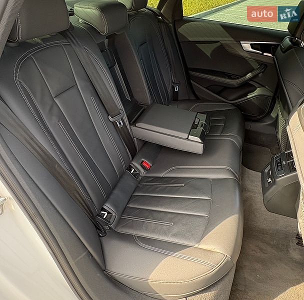 Седан Audi A4 2023 в Хмельницькому