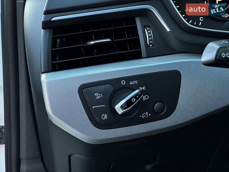 Седан Audi A4 2016 в Самборі