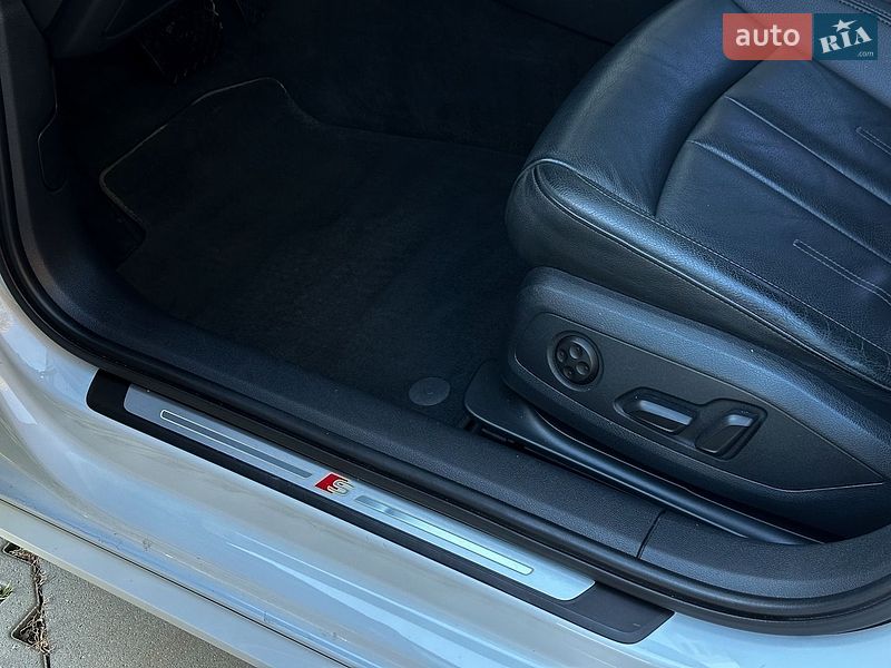 Седан Audi A4 2016 в Самборі