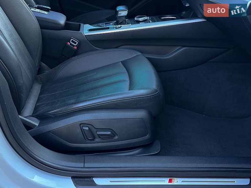 Седан Audi A4 2016 в Самборі