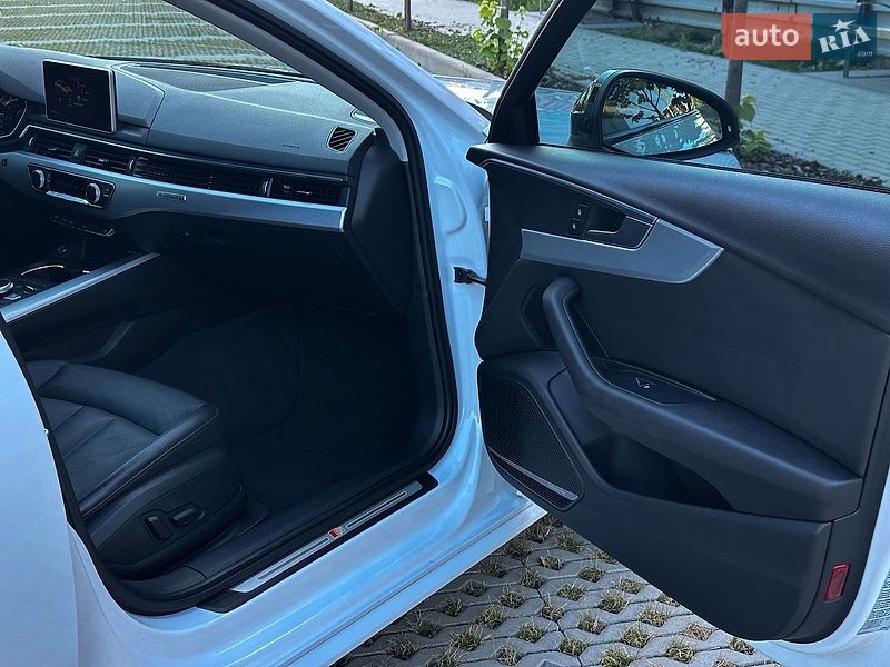 Седан Audi A4 2016 в Самборі