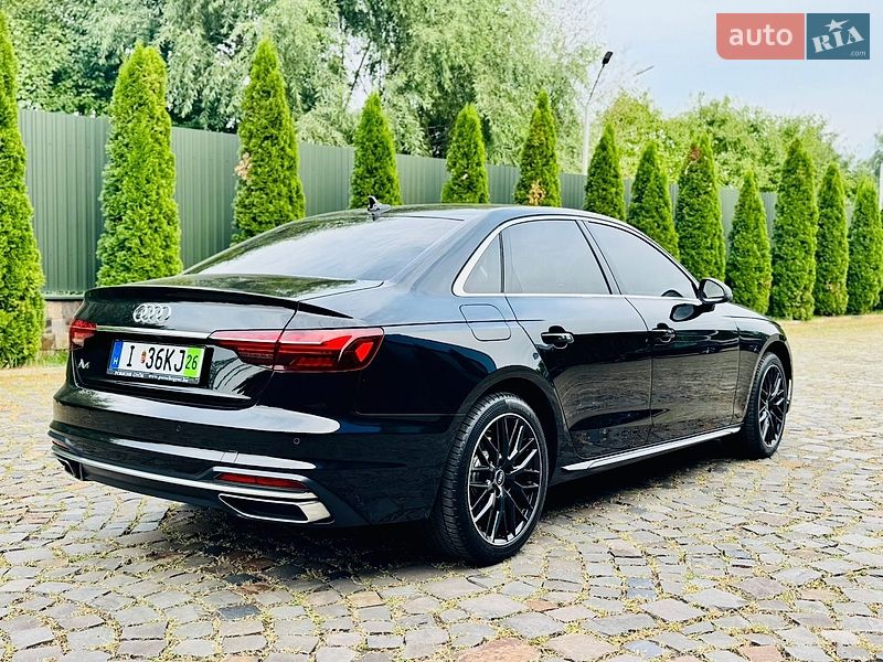 Седан Audi A4 2022 в Мукачевому