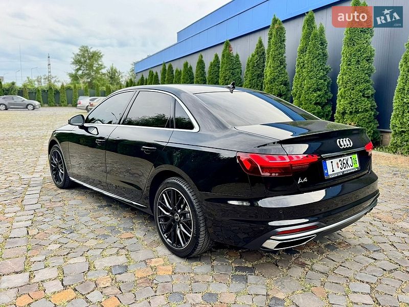 Седан Audi A4 2022 в Мукачевому