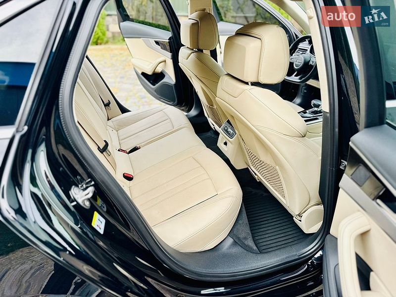 Седан Audi A4 2022 в Мукачевому
