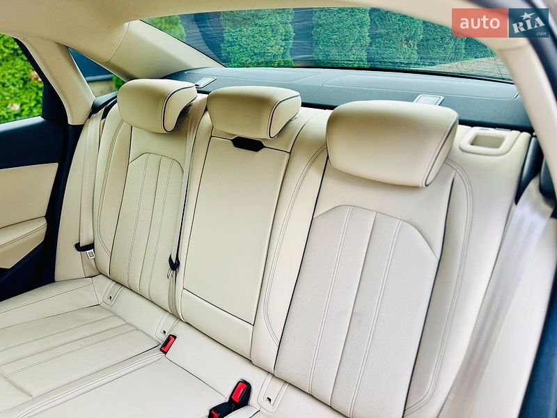 Седан Audi A4 2022 в Мукачевому