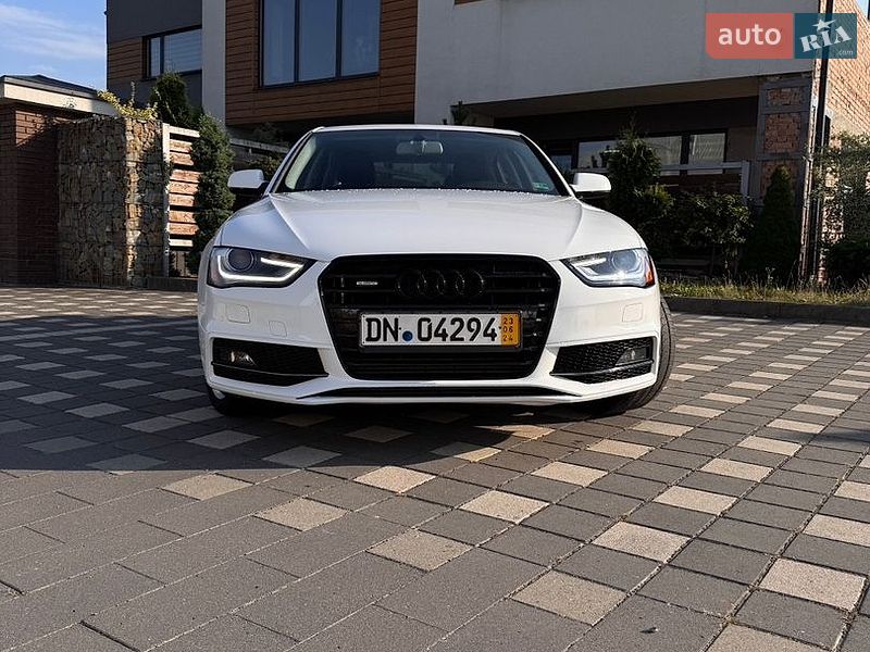 Седан Audi A4 2015 в Стрию