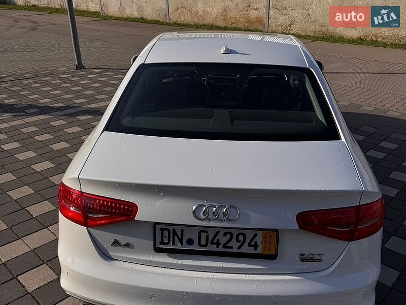 Седан Audi A4 2015 в Стрию