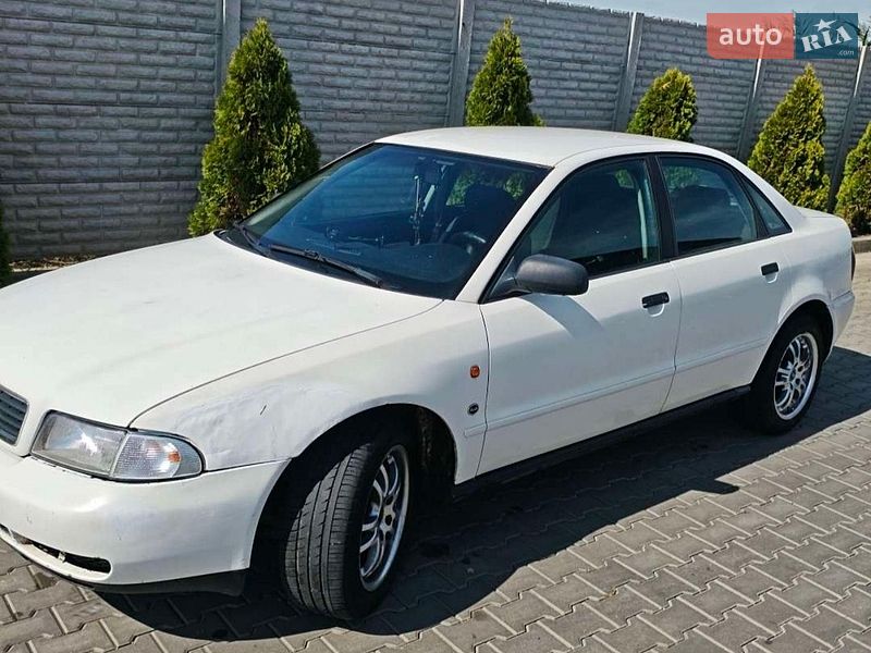 Седан Audi A4 1995 в Чумаках