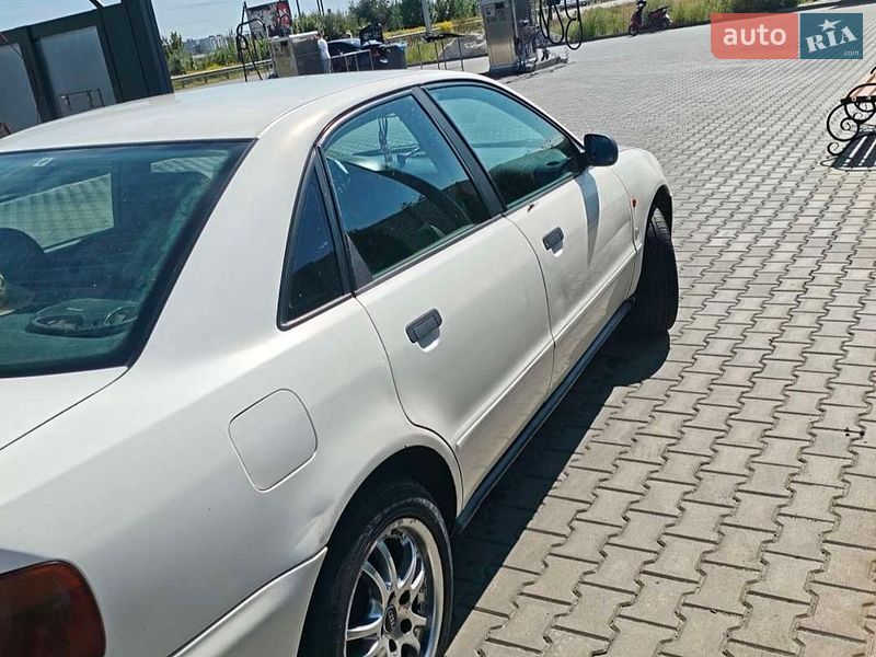 Седан Audi A4 1995 в Чумаках