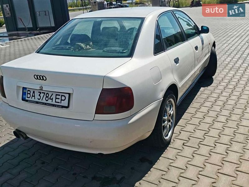 Седан Audi A4 1995 в Чумаках