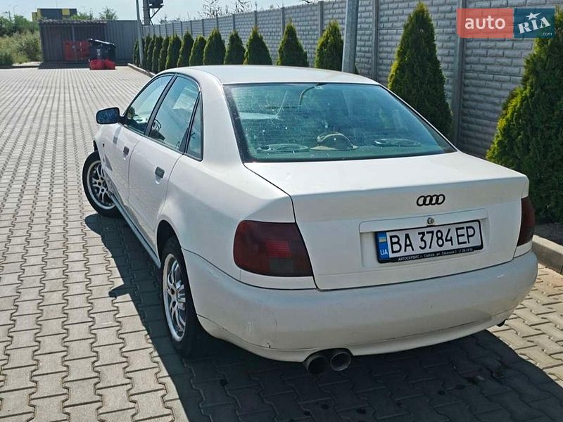 Седан Audi A4 1995 в Чумаках