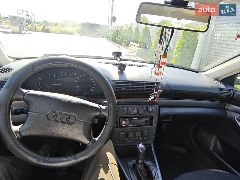 Седан Audi A4 1995 в Чумаках