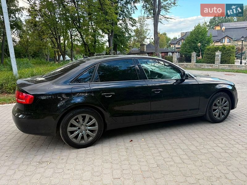 Седан Audi A4 2010 в Жовкві
