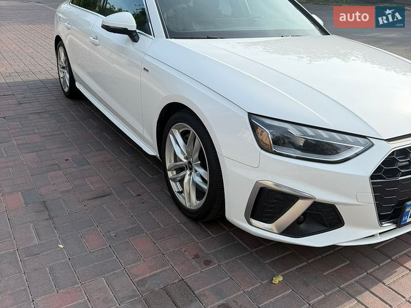 Седан Audi A4 2022 в Полтаві