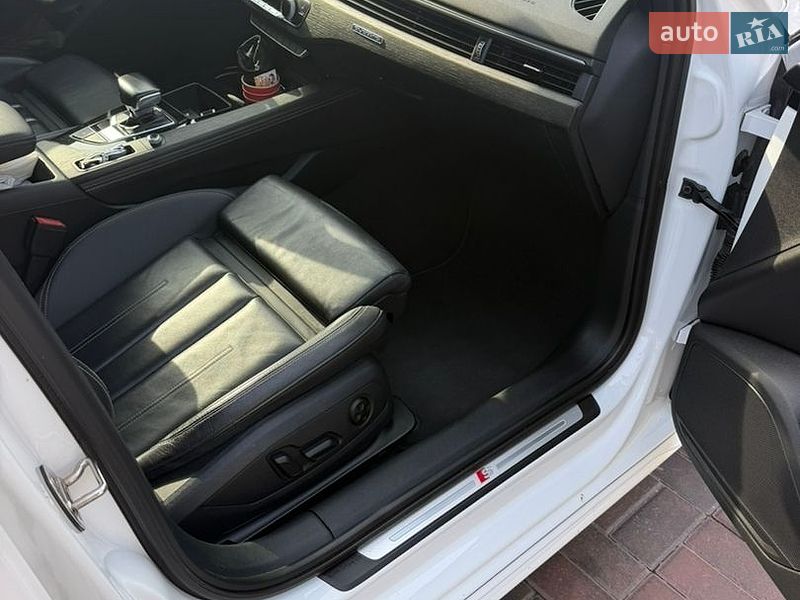 Седан Audi A4 2022 в Полтаві