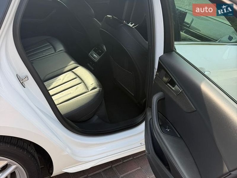 Седан Audi A4 2022 в Полтаві
