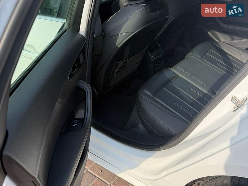 Седан Audi A4 2022 в Полтаві