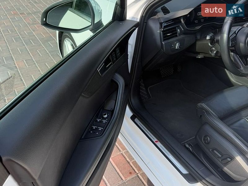 Седан Audi A4 2022 в Полтаві