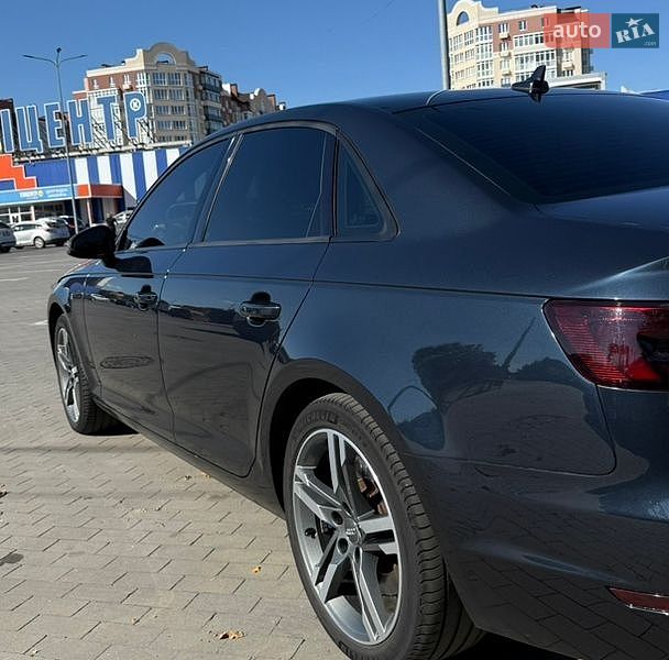Седан Audi A4 2016 в Умані