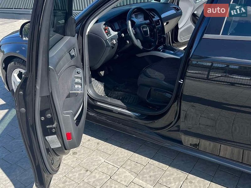 Седан Audi A4 2011 в Львові
