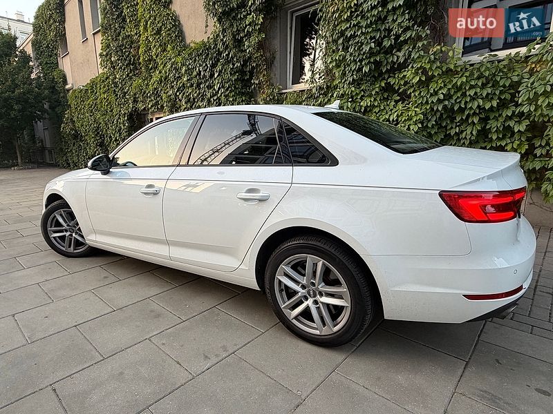 Седан Audi A4 2016 в Львове