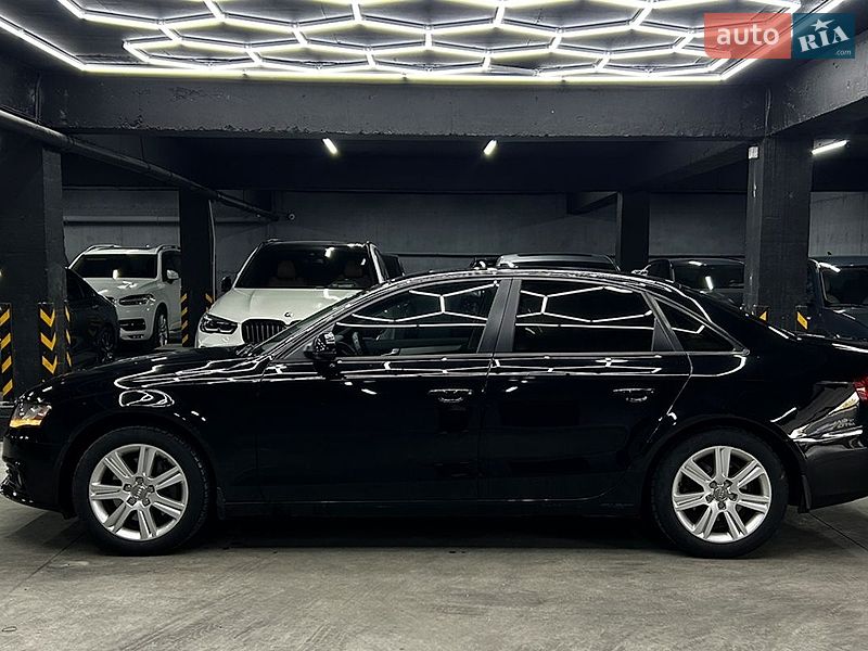 Седан Audi A4 2011 в Чернівцях