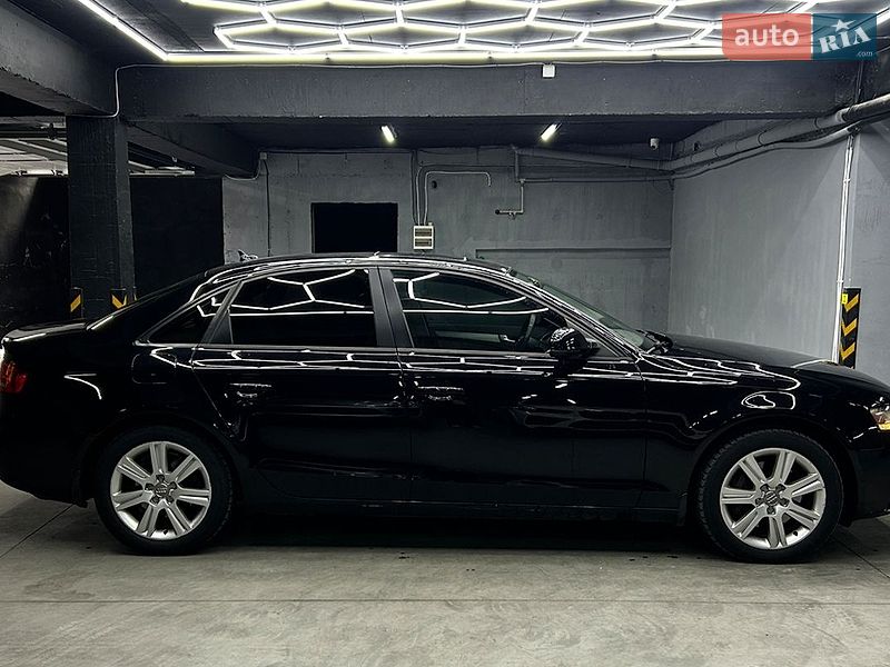 Седан Audi A4 2011 в Чернівцях