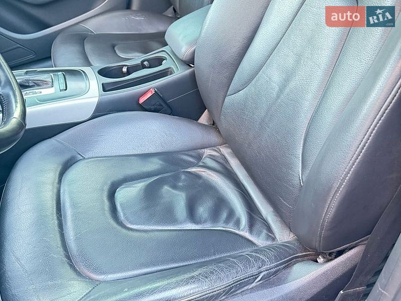 Седан Audi A4 2010 в Обухове