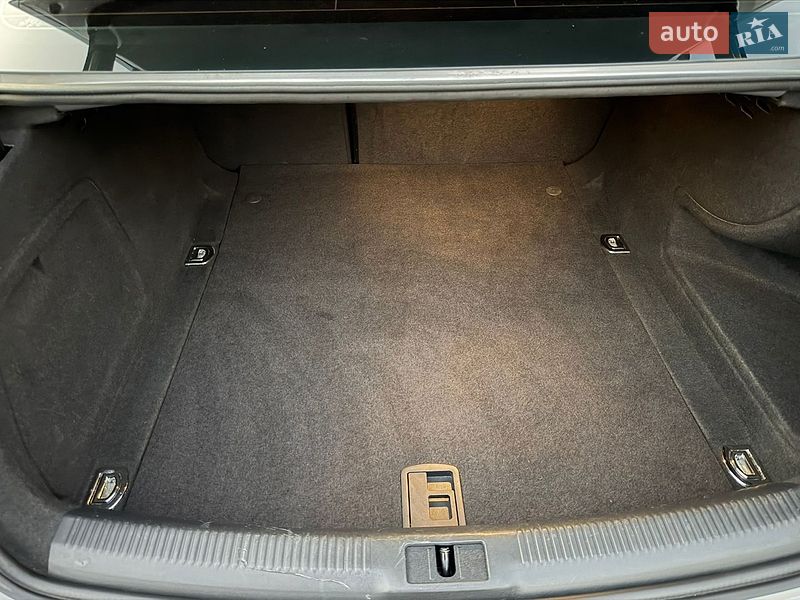 Седан Audi A4 2015 в Львове