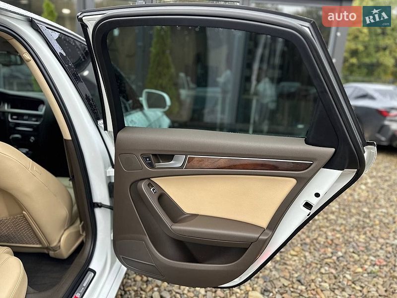Седан Audi A4 2014 в Львове