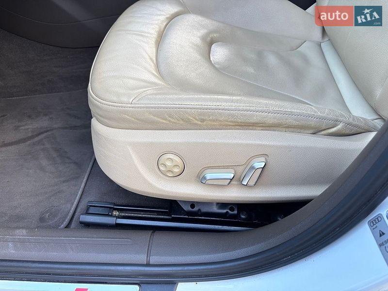 Седан Audi A4 2014 в Винниках