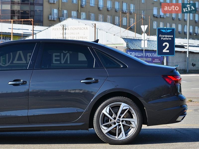 Седан Audi A4 2022 в Киеве