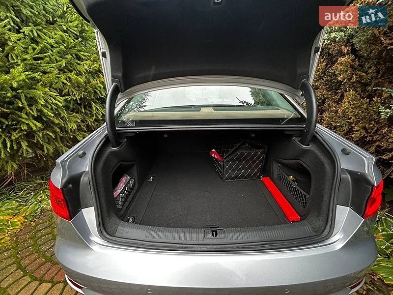 Седан Audi A4 2015 в Комарному
